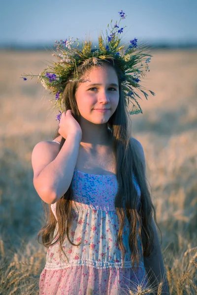 Portrait of young girl at wheat field — Stock Photo, Image