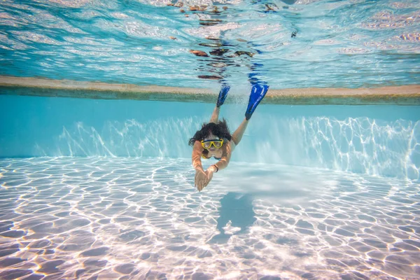 女孩面具潜水在游泳池 — 图库照片