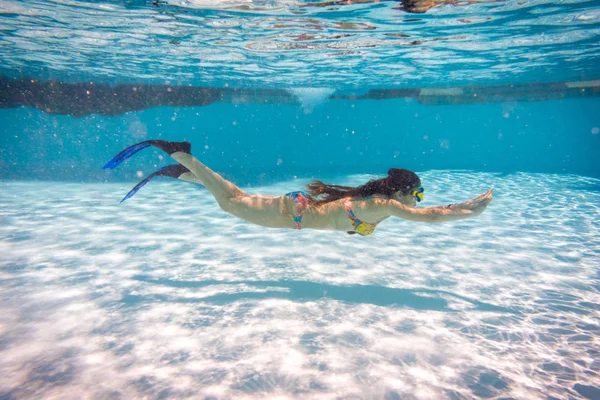 Menina em máscara mergulho na piscina — Fotografia de Stock