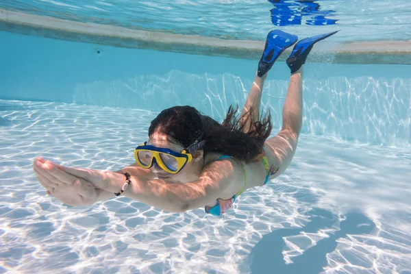 Девушка в маске ныряет в бассейн — стоковое фото