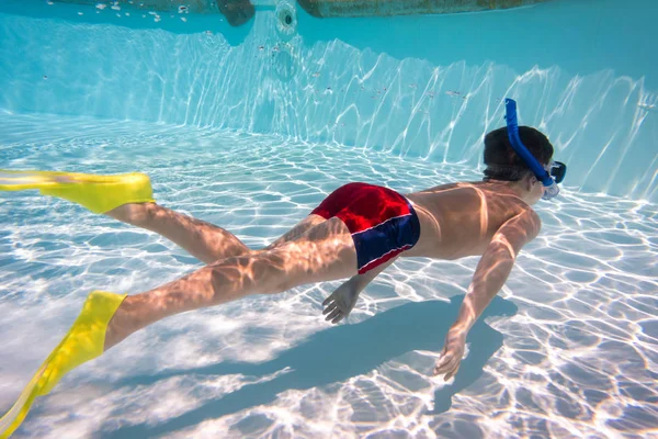 Chłopiec w masce nurkowania w basenie — Zdjęcie stockowe