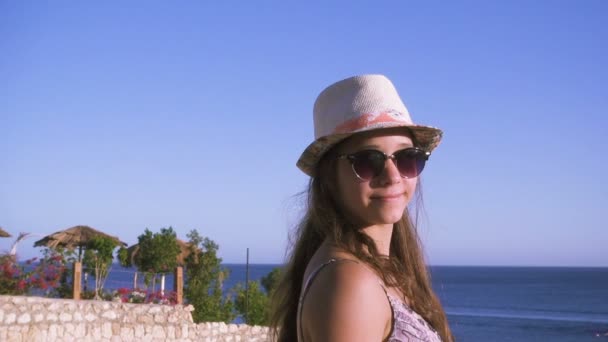 Menina na costa do mar azul — Vídeo de Stock