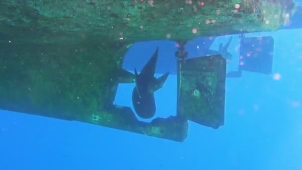 Onderwater uitzicht op jacht roer en prop — Stockvideo