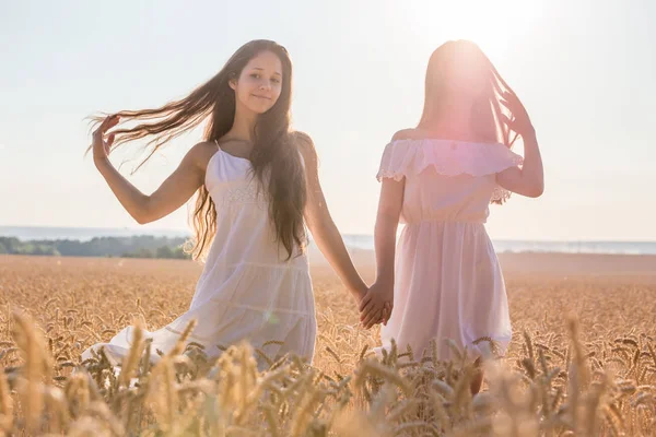 Két lány állt össze a búzamező — Stock Fotó