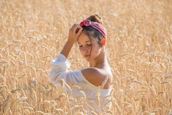 Adorabile ragazza sul campo di grano dorato — Foto Stock