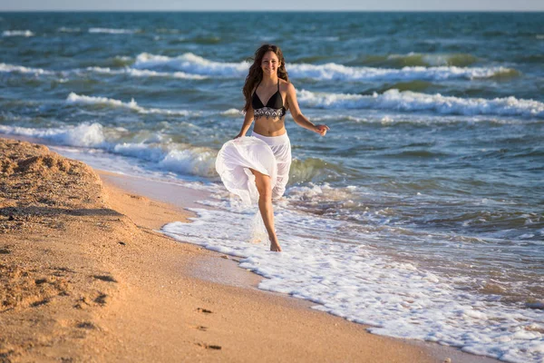 Mooi meisje wordt uitgevoerd op de ochtend surf — Stockfoto