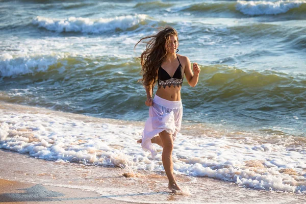 Bella ragazza che corre sul surf del mattino — Foto Stock