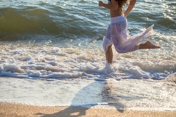 Giovane donna gambe in esecuzione sul surf — Foto Stock