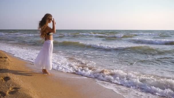 Fille debout sur le surf, au ralenti — Video