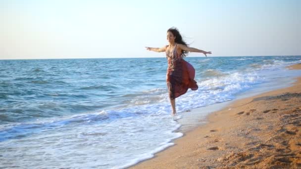 Chica feliz corriendo en el surf, cámara lenta — Vídeos de Stock