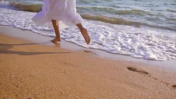 Girls feet running on the surf, slow motion — стоковое видео