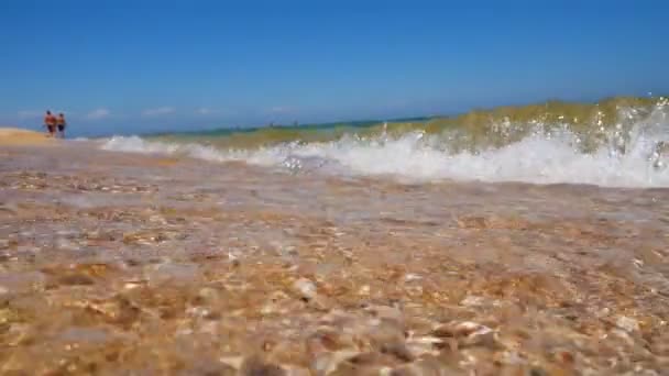Közelkép a szörf a tengeren, Lassított lejátszás — Stock videók