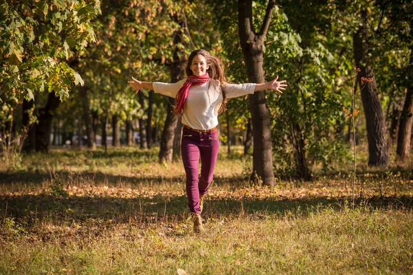 Őszi park fut a gyönyörű lány — Stock Fotó