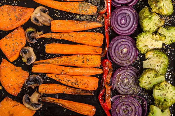 Baked vegetables on tray — Stock Photo, Image