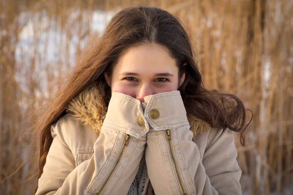 Aranyos lány a téli táj elrejti arcát — Stock Fotó