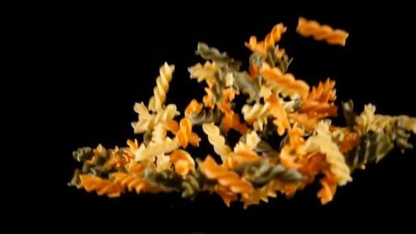 Dalende stapel van kleurrijke pasta, slow-motion — Stockvideo