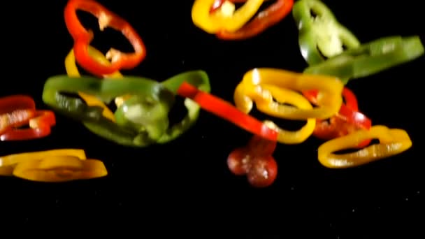 Renkli düşen keser kırmızı biber, ağır çekim — Stok video