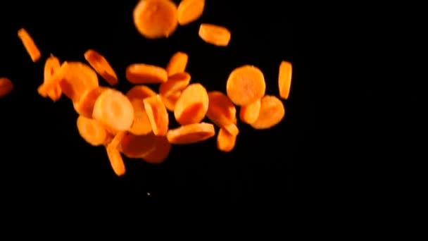 Падіння нарізаних шматочків моркви, повільний рух — стокове відео