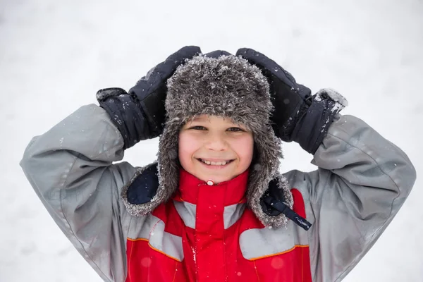 Portrét s úsměvem chlapce v zimní oblečení — Stock fotografie