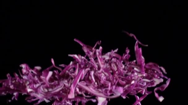 Падение красной капусты, замедленная съемка — стоковое видео
