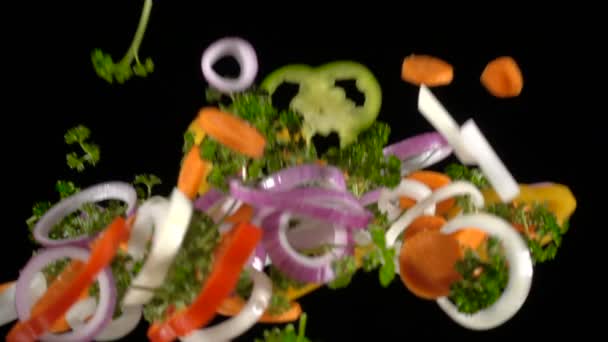 Queda de fatias de legumes picados, câmera lenta — Vídeo de Stock