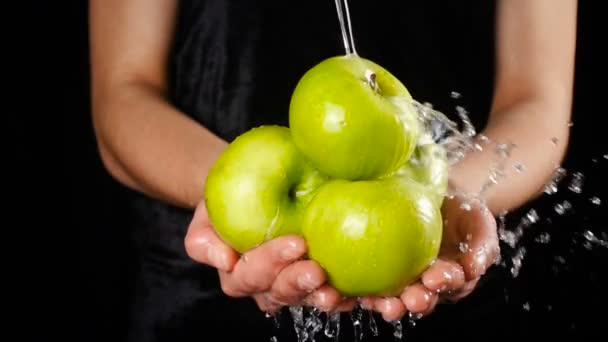 Lavarse las manzanas verdes en las manos de las mujeres, cámara lenta — Vídeos de Stock