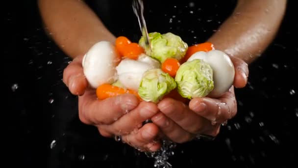 여자 손, 슬로우 모션에에서 야채를 세척 — 비디오