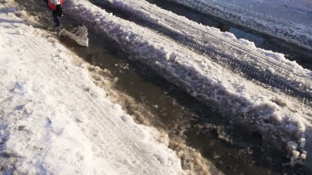 Tekne ile oynayan çocuk bir kar creek, ağır çekim — Stok video