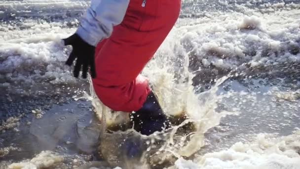 氷水たまり, スロー モーション ジャンプ rainboots の少年 — ストック動画