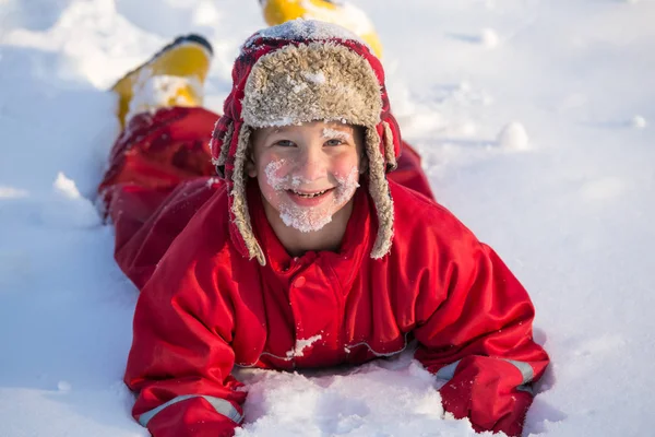Chico gracioso con nieve en la cara — Foto de Stock