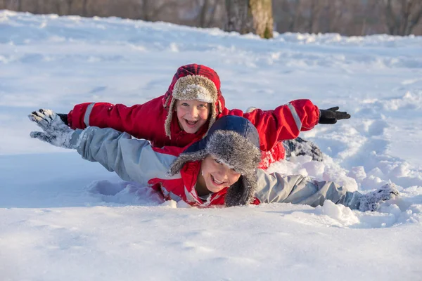 Winter park, açık havada oynayan iki erkek — Stok fotoğraf