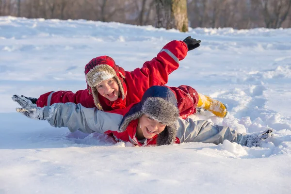 Due ragazzi che giocano al parco invernale, all'aperto — Foto Stock
