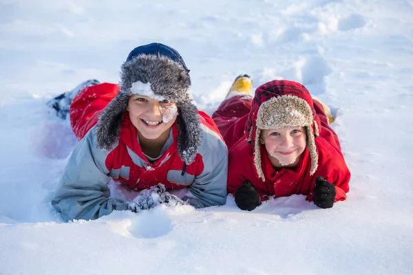 Két fiú a téli Park, kültéri játék — Stock Fotó