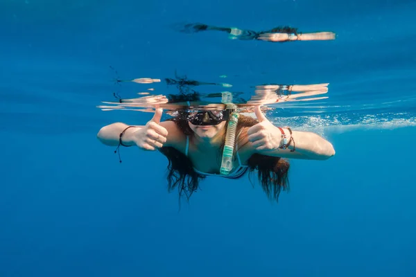 홍 해에서 마스크 다이빙 수영에 여자 — 스톡 사진