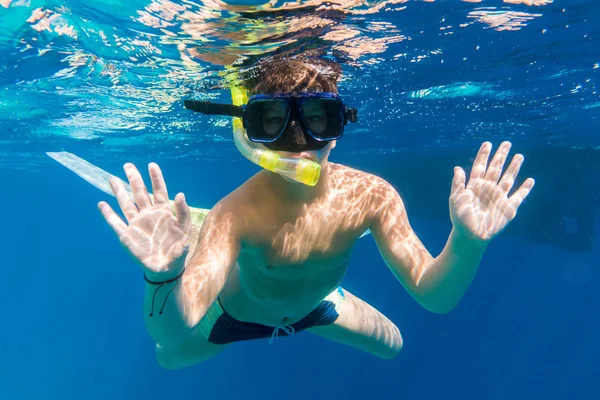 Pojke i simning mask dyk i Röda havet nära yacht — Stockfoto
