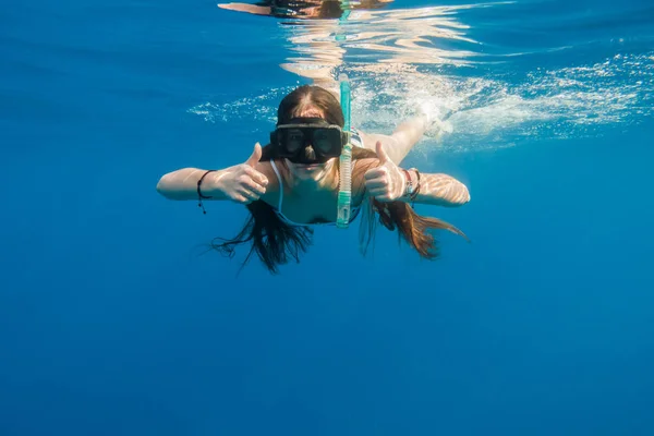 홍 해에서 마스크 다이빙 수영에 여자 — 스톡 사진