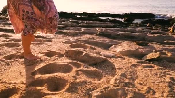 Jong meisje met blote voeten op het zonnige strand — Stockvideo