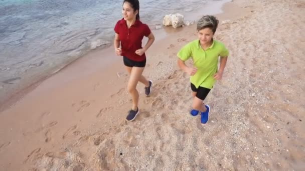 Two kids running together at morning exersises — Stock Video