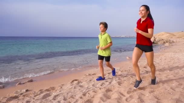 Two kids running together at morning exersises — Stock Video
