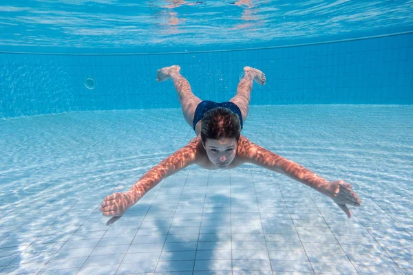 Fiú merülés a medence — Stock Fotó