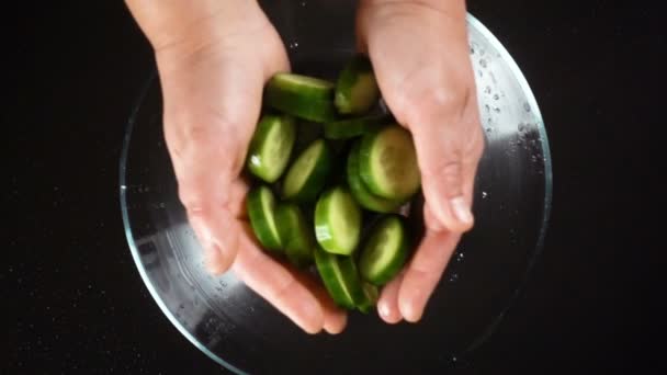 Vallende komkommer sneden in glazen kom, Slow Motion — Stockvideo