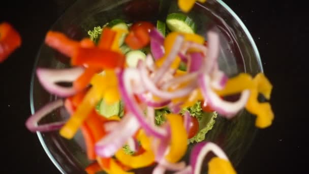 Fallande grönsaks snitt i glasskål, slow motion — Stockvideo