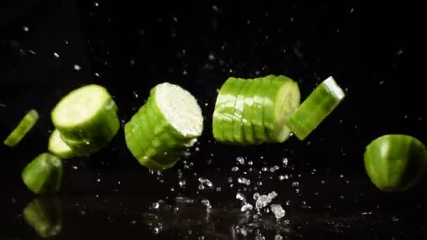 Vallende komkommer sneden met water splash, Slow Motion — Stockvideo