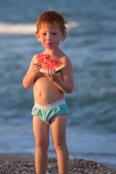 Glücklicher kleiner Junge isst Wassermelone — Stockfoto