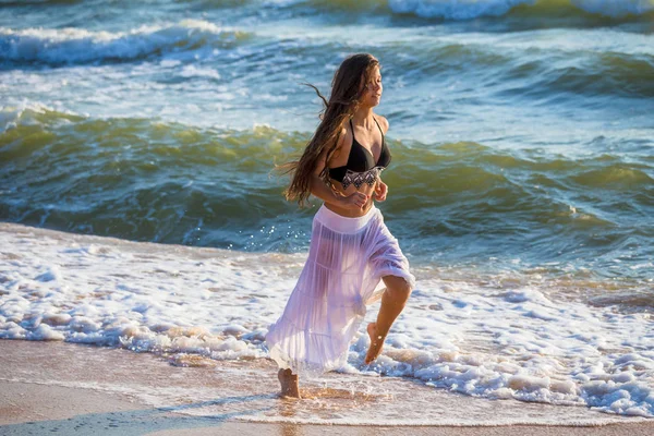 Beatiful chica corriendo en el surf — Foto de Stock