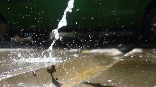 Vallend water uit water kraan — Stockvideo