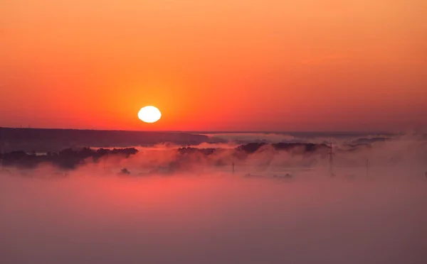Sonnenaufgang im nebligen Tal — Stockfoto