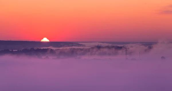 Salida del sol en el valle brumoso — Foto de Stock