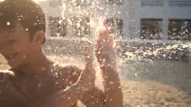 Junge wird Wasserstrahl aus der Dusche gegossen — Stockvideo