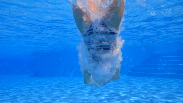 年轻女孩潜水在游泳池 — 图库视频影像